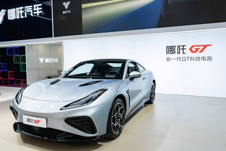 佛山325哪吒汽车在智能汽车领域的表现，领途汽车在新能源汽车市场中的影响力